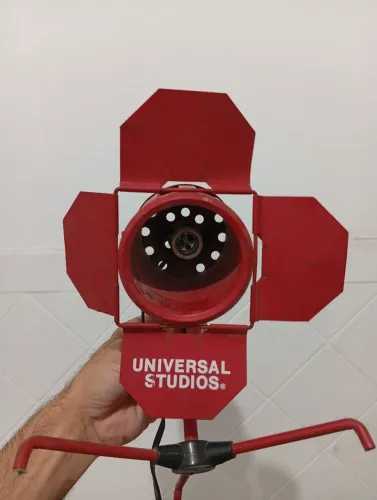 Luminária Studios Universal vintage funcionando