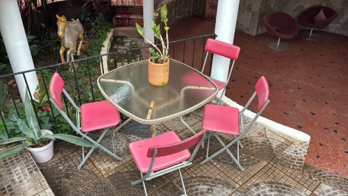 Mesa de jardim com 4 cadeiras dobraveis
