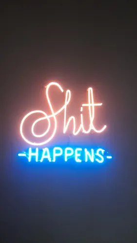 Letreiro "Shit Happens" em Neon de vidro, com transformador incluso