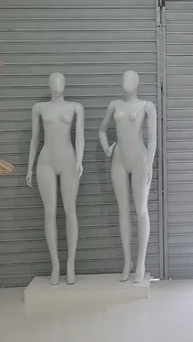 2 manequins + tablado em excelente estado, com apenas 3 meses de uso