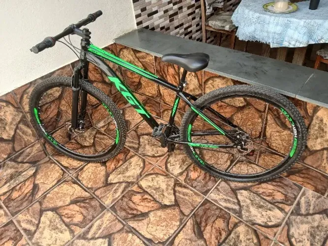 Bicicleta Aro 29 Aço Carbono KGT Freios a Disco Suspensão 21 marchas 