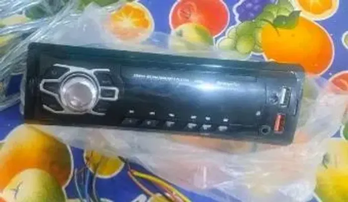 RÁDIO DE CARRO 100 com saída pra carregar celular