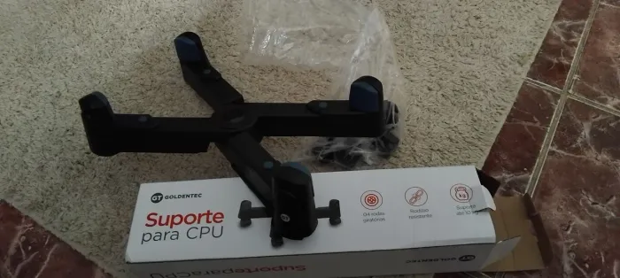 Suporte para CPU com rodinhas giratórias.