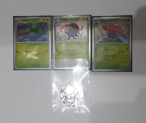 Trio de cartas promo em inglês Oddish/Gloom/Vileplume + moeda exclusiva e sleeves de etb