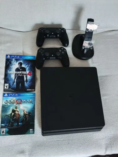 Playstation 4 slim, com 2 controles originais, 2 jogos.