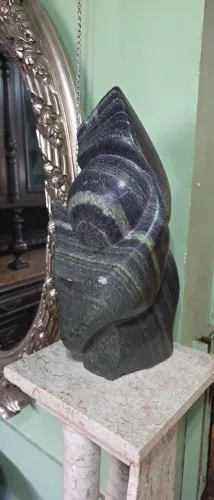 Escultura de marmore verde artista Josilton Tonm