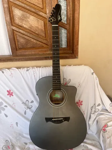 Violão Tagima preto, elétrico e de cordas de aço