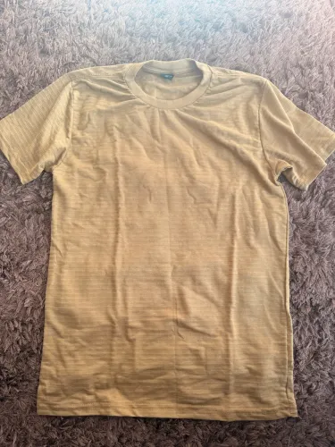 Camisas novas tamanhos M e G cor preta e caramelo 