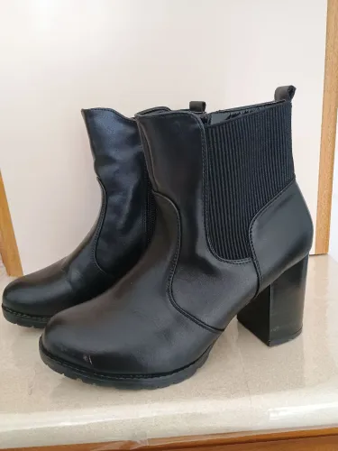Bota super estilosa semi nova