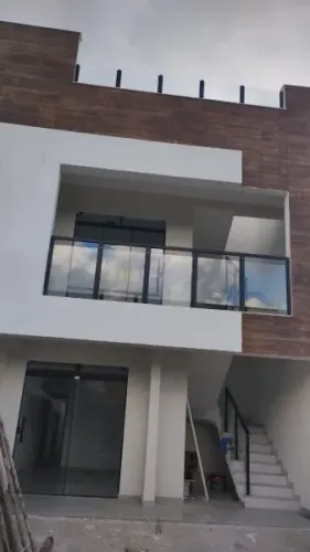 CASA GEMINADA COM COBERTURA