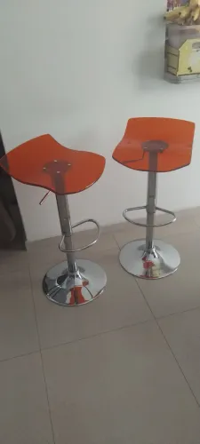 2 Banquetes altas acrílico vermelho giratória com regulagem de altura