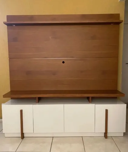 Rack com painel para TV Sala MDF amadeirado com iluminação