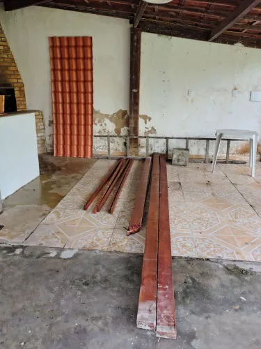 Peças de Massaranduba e telhas vermelhas 