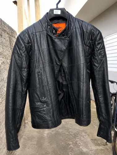Duas Jaquetas para Motociclista - Augustus Couros e Kalline Motorwear