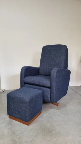Poltrona de Amamentação balanço e giro com Puff na cor azul marinho