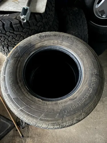 Pneus Continental 235/75 R15 muito novos!
