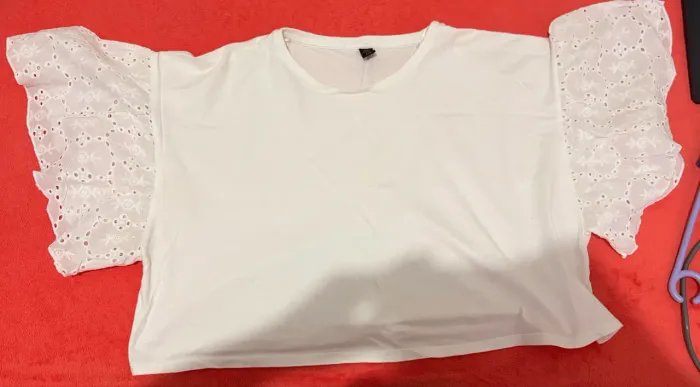 Camisa branca com manga de laise |estilosa e confortável