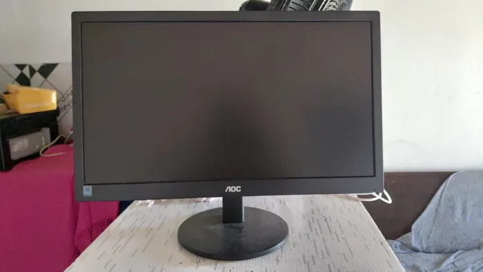 Vendo 2 Monitor. Só 180$. Seminovo