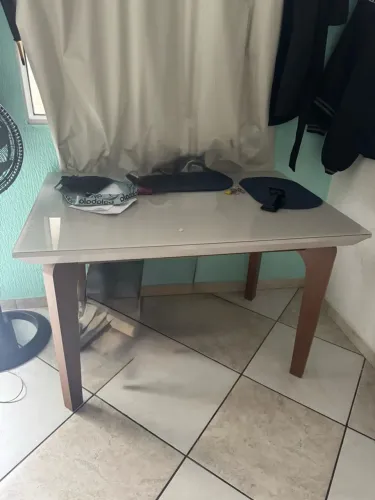 mesa sem cadeiras