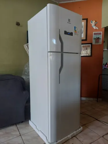 Geladeira Electrolux DFN41 Frost Free