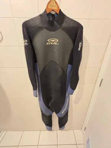 Roupa para esportes aquáticos