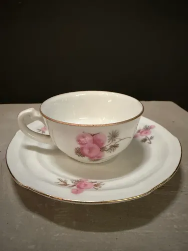Xícara de café antiga em porcelana tchecoslovaca com pires