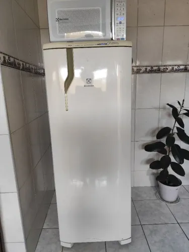 Vendo geladeira Frost free