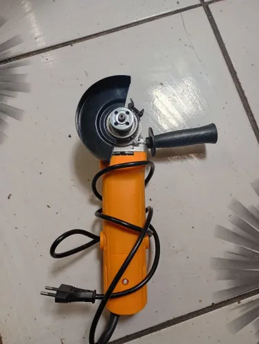 vendo essa lixadeira ela e 220