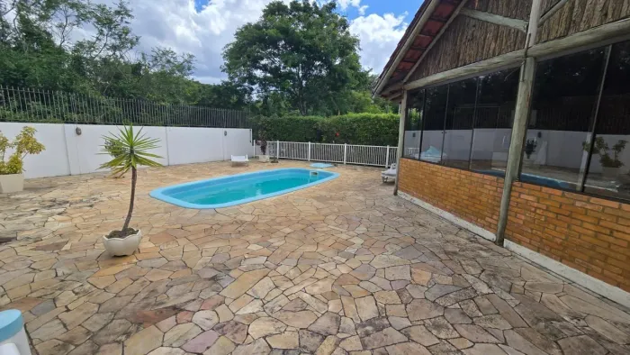 Casa em condomínio fechado com 3 dormitórios-1 suíte no Bairro Guarujá