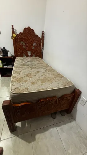 Cama antiga de madeira