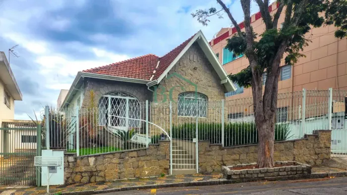 Excelente casa comercial á venda no Jardim dos Estados em Poços de Caldas MG.