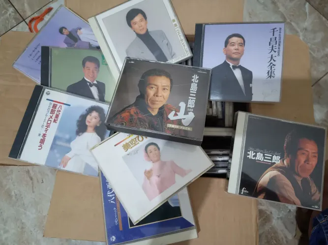 Vendo CDs música japonesa Enka. Só cantores famosos da época.