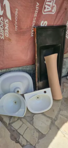 Lote de pias e lavatórios para banheiro