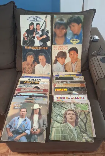 Desapego vendo lote de 200 DISCOS DE VINIL