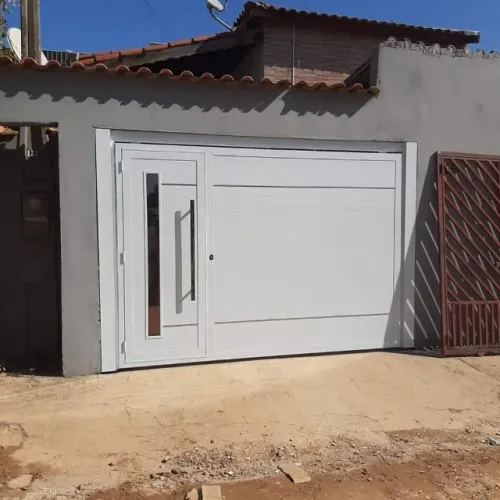 Portão de garagem com social embutido