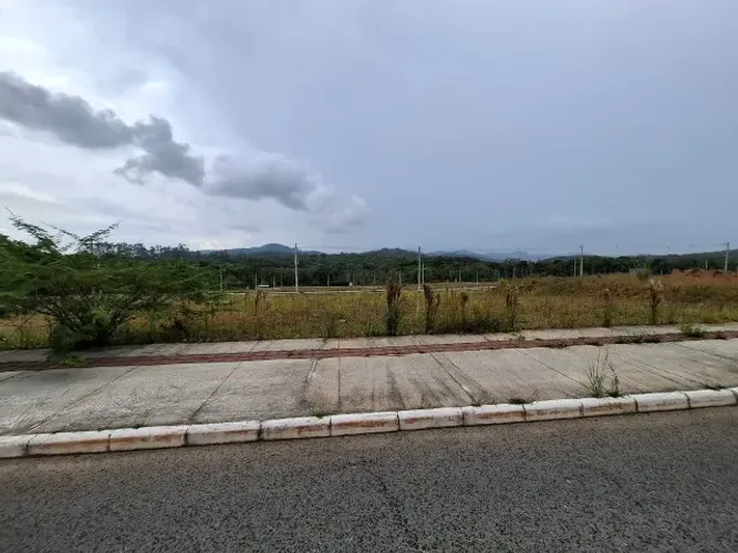 Terreno de frente para rua asfaltada em Balneário Piçarras, pronto para construir
