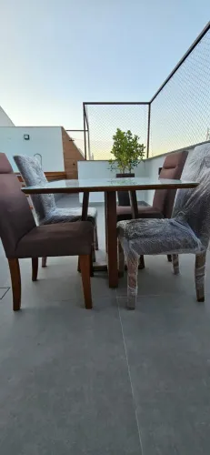 Mesa de Jantar com tampo de vidro Canela/Off-White e 4 cadeiras 0,90cm x 1,20m