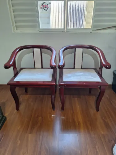 2 Cadeiras de sala, com braços.