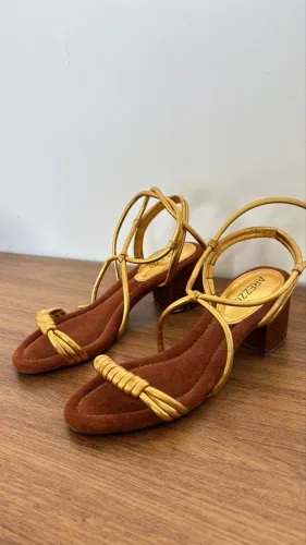 Sandália Arezzo dourada nova
