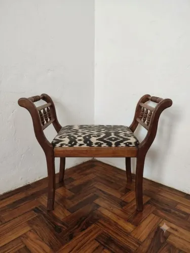 Banqueta baixa de braços torneados