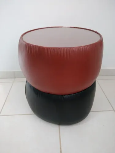 Mesinha de canto redonda antiga estofada de couro marrom e preto
