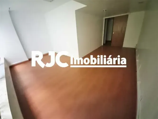 Sala comercial grande com 48 metros ,dividida em 2 ( duas) com pequena cozinha em Centro