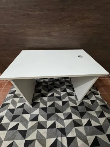 Mesa branca de escritorio 17 und disponível