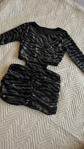 Vendo roupas novas ( Obs: roupas de ponto de estoque de fabrica)