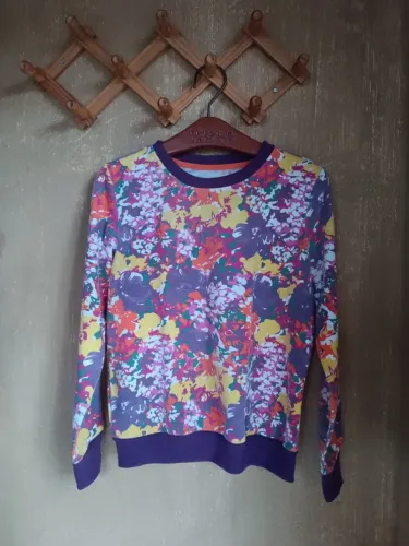 Blusa floral colorida manga longa | Estampa vibrante