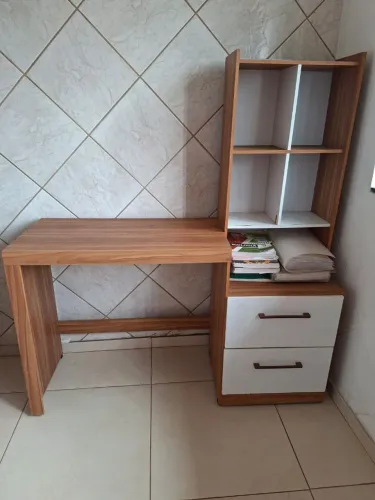 Escrivaninha semi nova