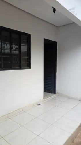 Alugo casa espaçosa de 02 quartos dem. dependencias, prox. Maternidade da Mulher Garavelo