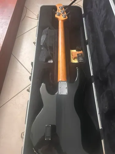 BAIXO MUSIC MAN STINGRAY 4 cordas