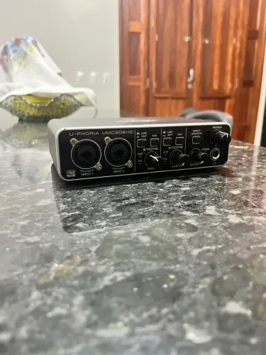 Behringer UMC202HD 24-bit/192kHz - Pouco Usada