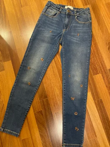 Calça jeans ZARA com apliques de letras brilhantes